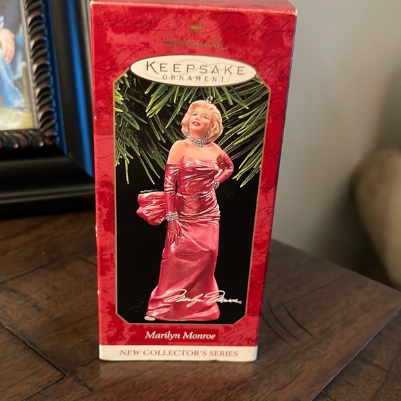 Marilyn Monroe Hallmark Ornament Dated 1997 - Picture 1 of 6